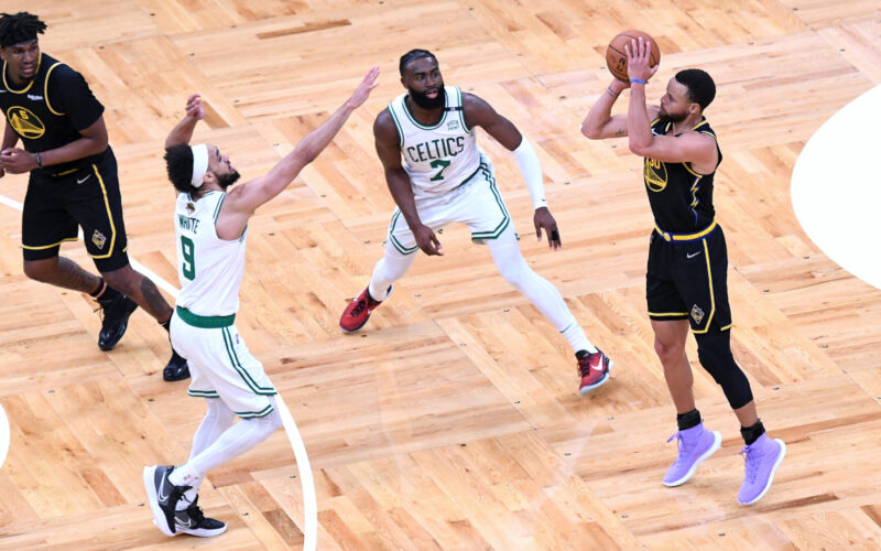 Il motivo per cui i Celtics stanno difendendo in drop coverage contro Stephen Curry