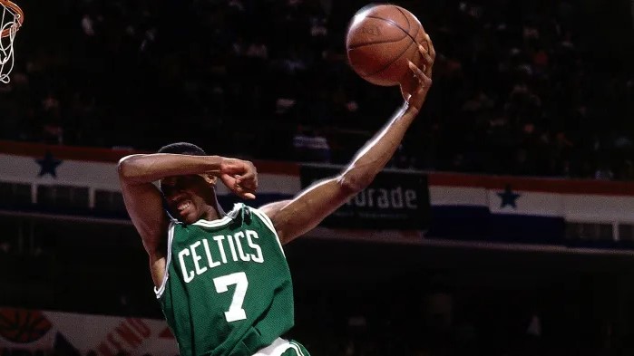 La storia dietro la schiacciata no-look di Dee Brown