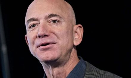 Jeff Bezos fa la corte ai Boston Celtics