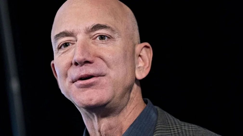 Jeff Bezos fa la corte ai Boston Celtics