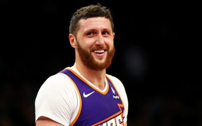 Ai Phoenix Suns serve un centro