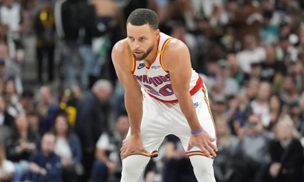 Stephen Curry avverte: “Le ginocchia potrebbero darmi fastidio per tutta la stagione”