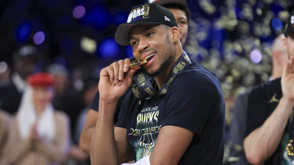 Niente champagne per Antetokounmpo dopo l’NBA Cup: “Mi fa venire i crampi”