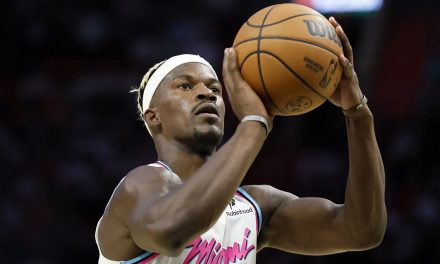 Jimmy Butler torna in campo ma avverte: “Prima o poi verrà fuori la verità”