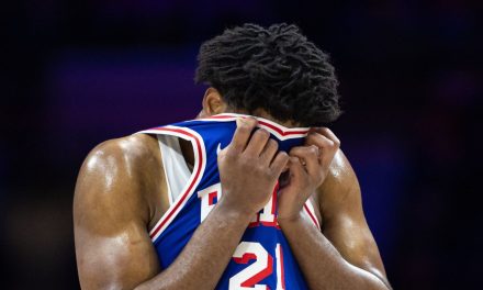 Embiid: “Per tornare al mio livello devo risolvere il problema al ginocchio”