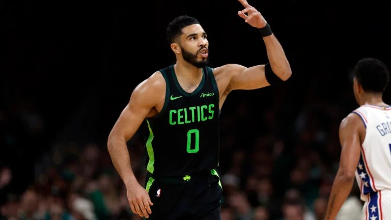 Jayson Tatum impatta l’attacco dei Celtics… da fermo