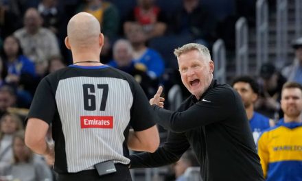 Steve Kerr si lamenta: “Dobbiamo insegnare agli arbitri a chiamare passi”