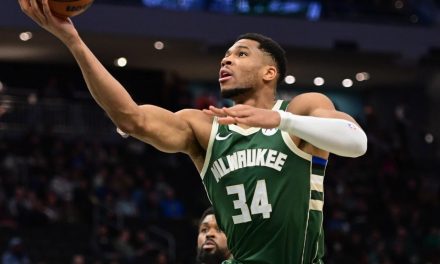 I media rimangono in silenzio davanti alla grandezza di Giannis Antetokounmpo