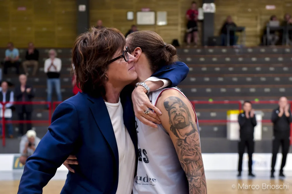 La coach del Geas Cinzia Zanotti con Jazmon Gwathmey