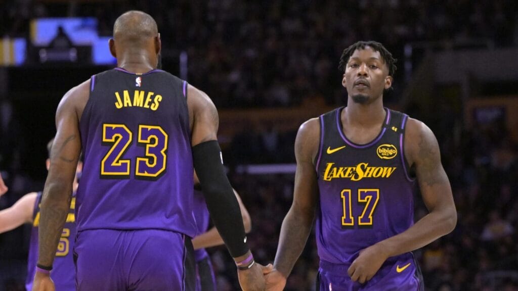 Dorian Finney-Smith e LeBron James ai Los Angeles Lakers.