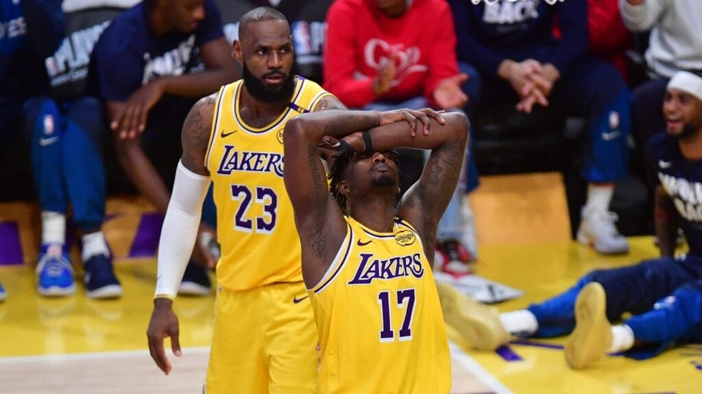 LeBron James e Finney-Smith con la canotta dei Lakers.