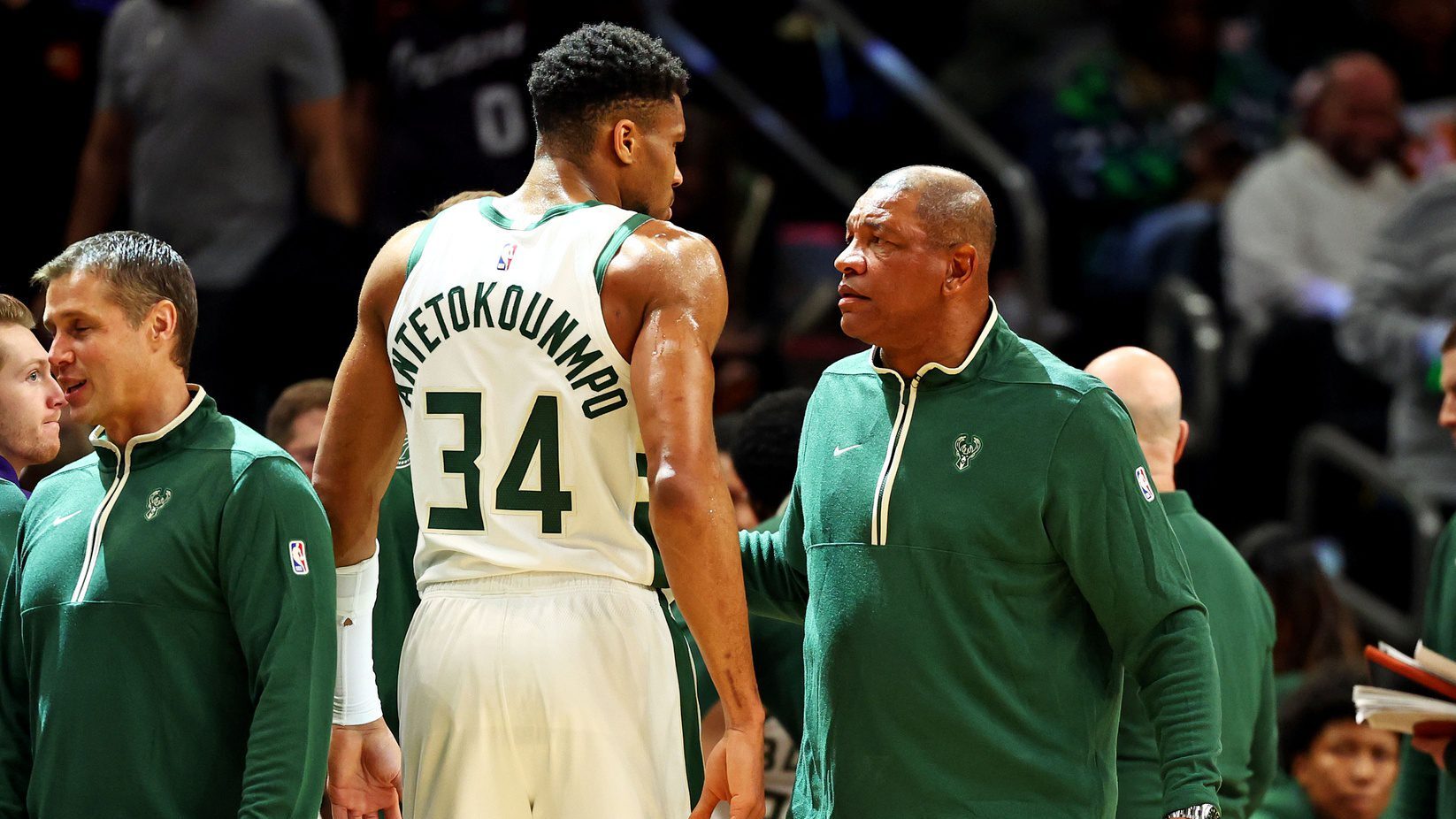 Giannis Antetokounmpo e Doc Rivers a colloquio