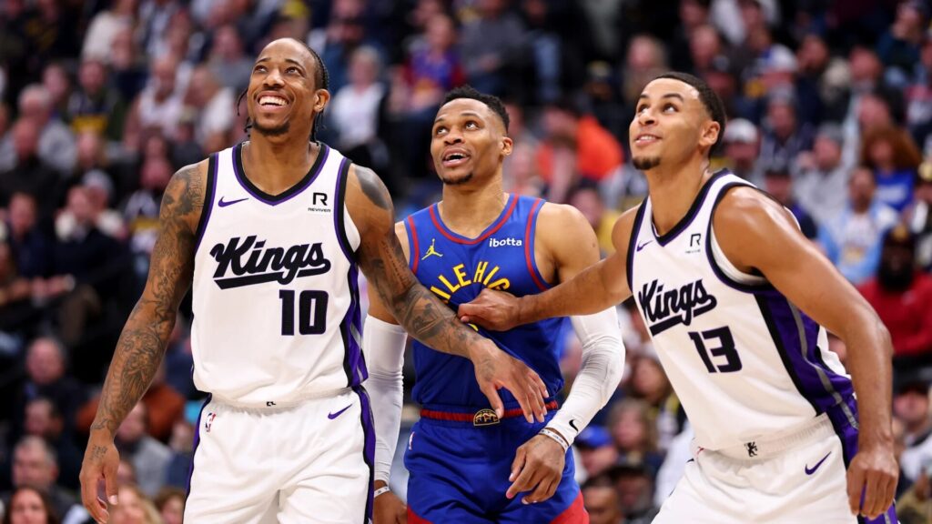 Russell Westbrook con DeMar DeRozan e Keegan Murray prima di firmare con i Kings
