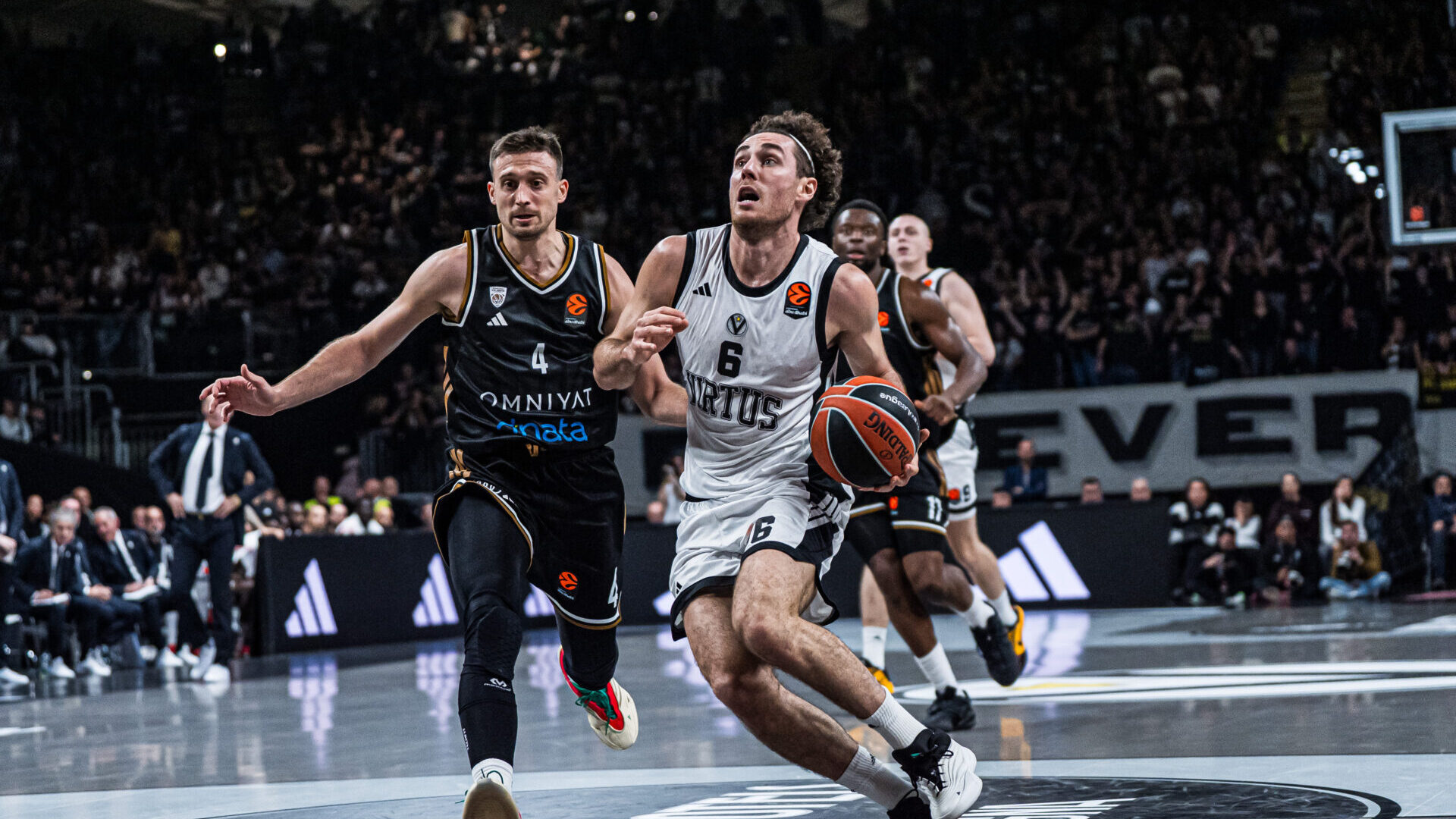 Alessandro Pajola con la nuova Away Jersey adidas della Virtus Bologna