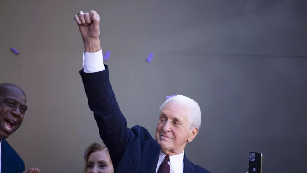 Pat riley lakers inaugurazione statua