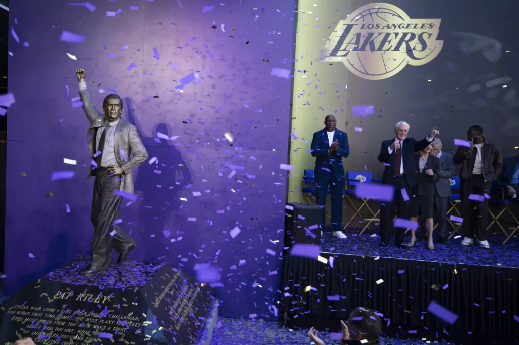 Pat Riley all'inaugurazione della sua statua alla Crypto.com Arena, casa dei Los Angeles Lakers, con Magic Johnson.