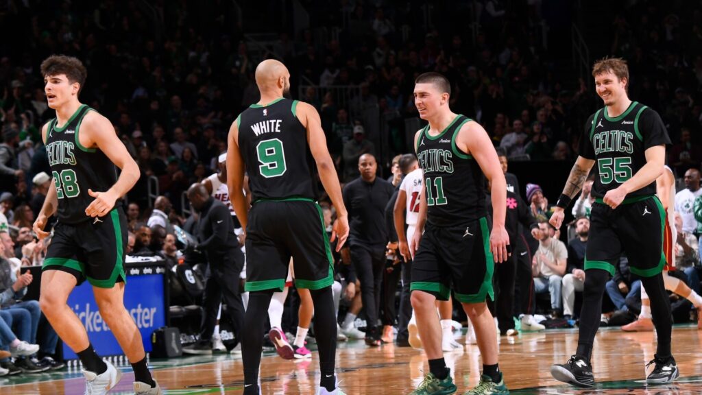 Derrick White a i compagni ai Boston Celtics.