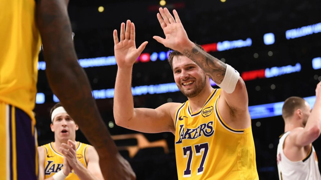 Luka Doncic esulta con i Lakers dopo il game winner contro i Nuggets.