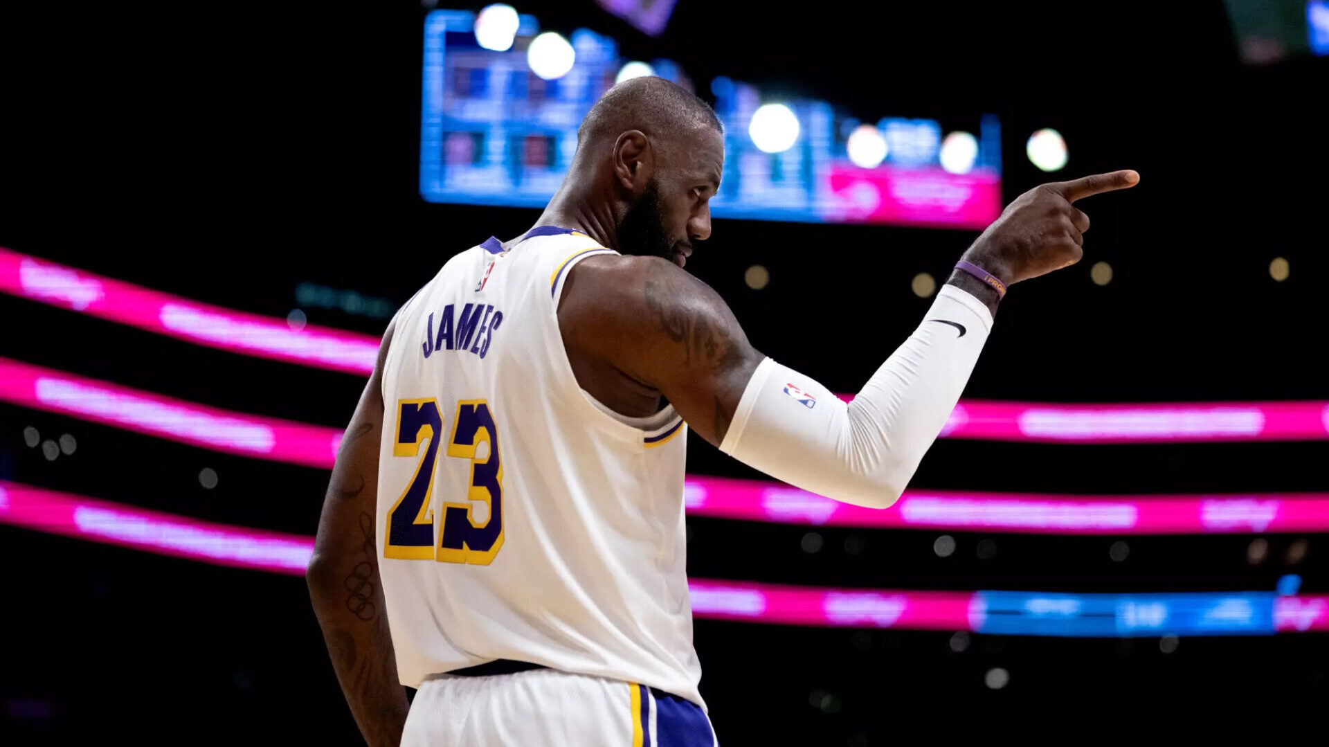 LeBron James ai Lakers.