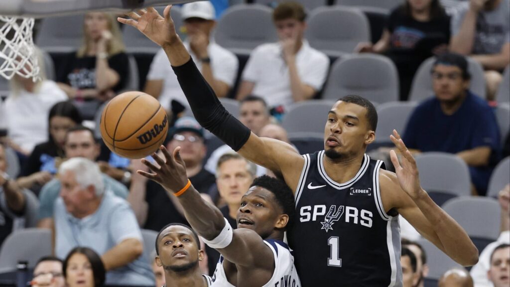 Wembanyama difende Anthony Edwards in NBA