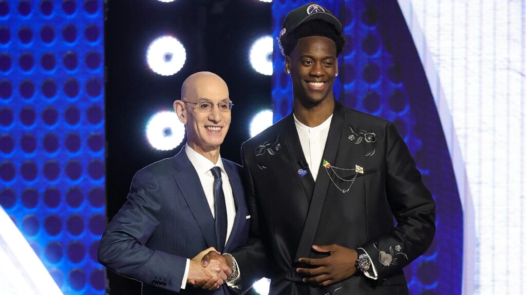 AJ Dybantsa, prima scelta assoluta al Draft 2026, con Adam Silver.