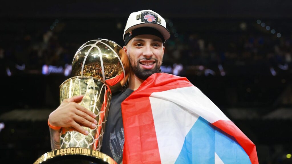 Jose Alvarado con il titolo NBA