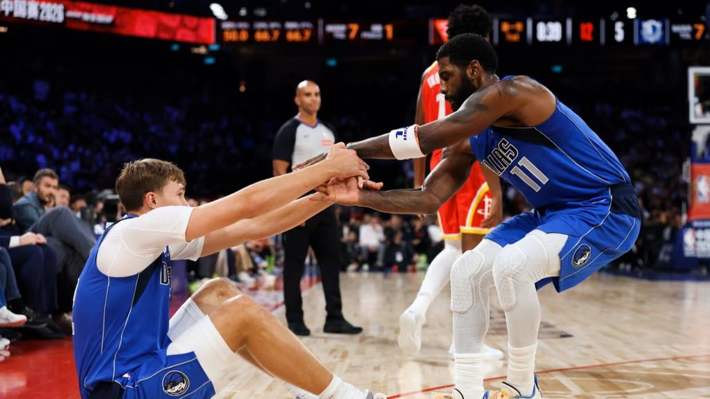 Kyrie Irving aiuta Cooper Flagg, al ritorno in preseason NBA con i Dallas Mavericks dopo l'infortunio.